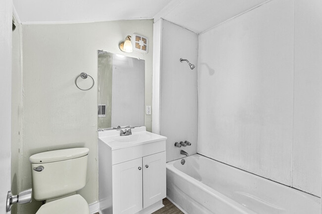 Building Photo - 2005 Walker St