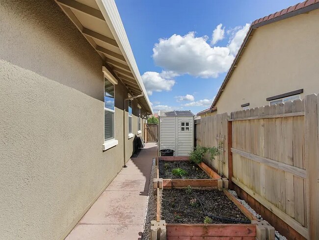 Building Photo - 3652 Edington Dr