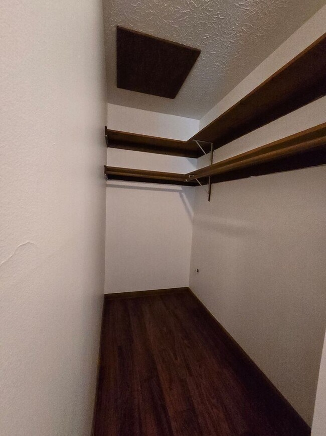 Building Photo - Thompson Dr