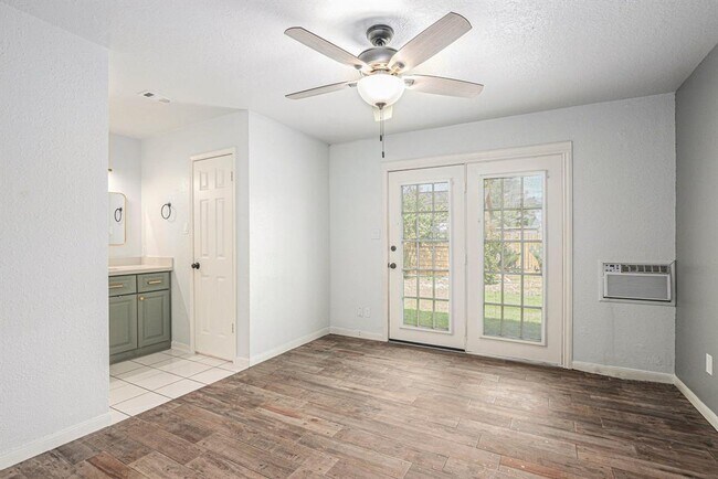 Building Photo - 2512 Village Cir Dr