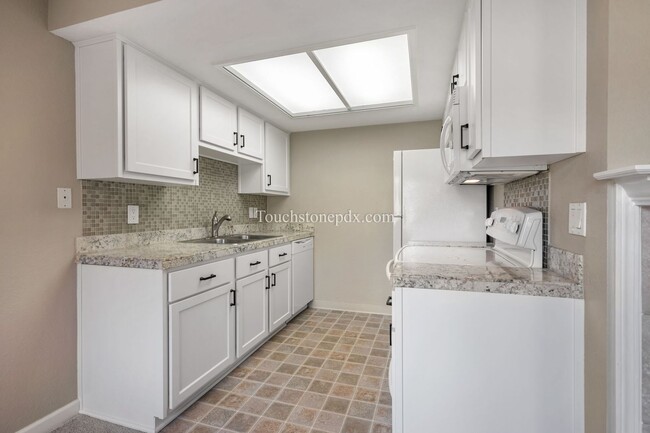 Building Photo - Updated 1BR, 1BA Condo in Murray Hill