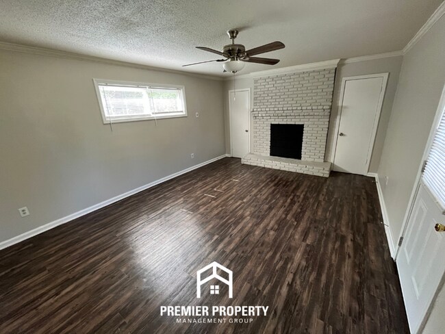 Building Photo - Charming 3BR/1BA Memphis Rental with Hardwood Floors & Open Kitchen!