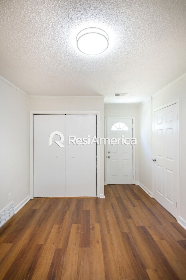 Building Photo - Newly Renovated 4 Bedroom home in Grahamwood!