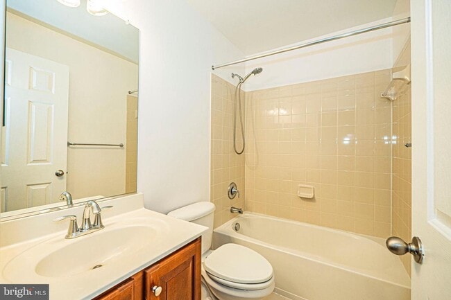 Building Photo - SPACIOUS 2 LEVEL CONDO WITH LOFT
