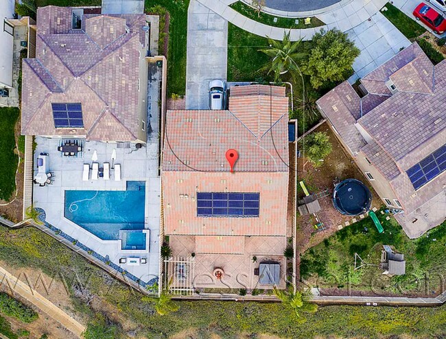 Building Photo - Expansive Five-Bedroom Retreat with Stunning Outdoor Living at Heather Ridge