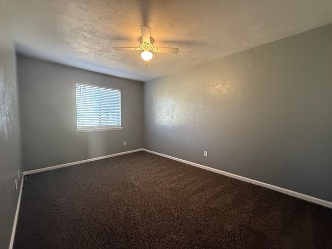 Building Photo - Upstairs unit on Hilaman Golf Course!