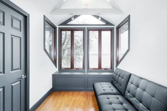 Building Photo - Capital Lakehouse