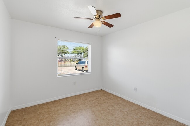 Building Photo - 2569 N Alafaya Trail