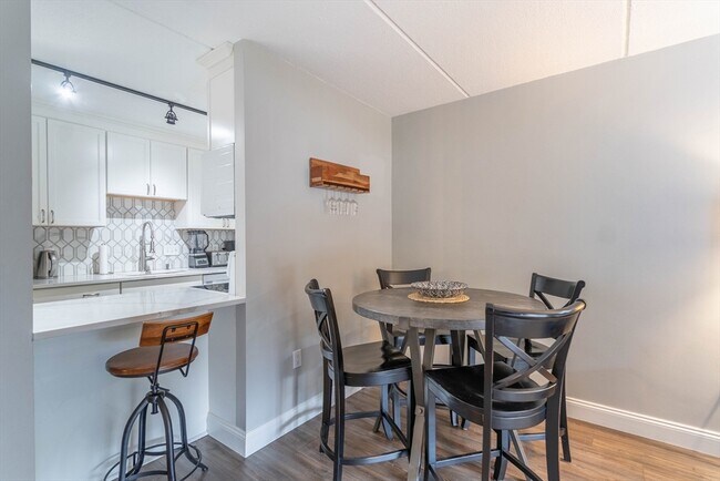 Building Photo - 144 Marble St