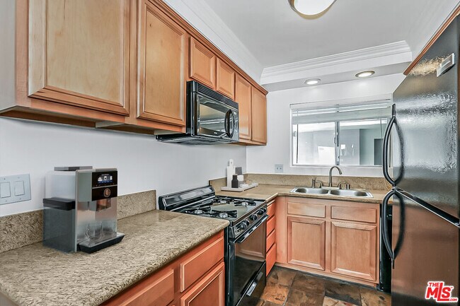 Building Photo - 1030 N Orange Grove Ave