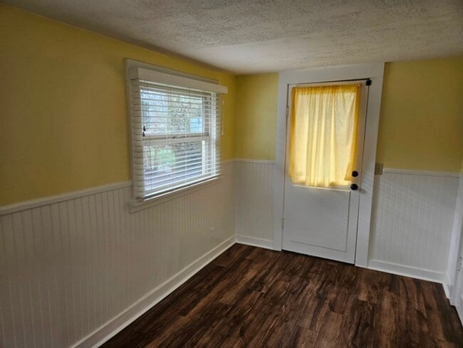 Building Photo - 4Bd/1Ba two story home - For viewing