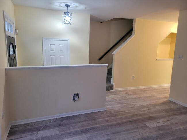 Building Photo - Beautiful 3 BR/3.5 BA EOG Townhome in Bowie!