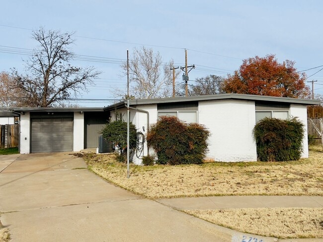 Primary Photo - Charming 3/2/1 Home on a Quiet Cul-de-Sac