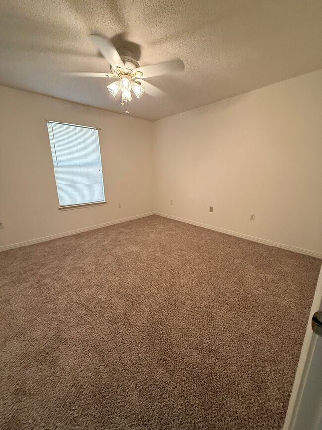 Building Photo - New Listing!