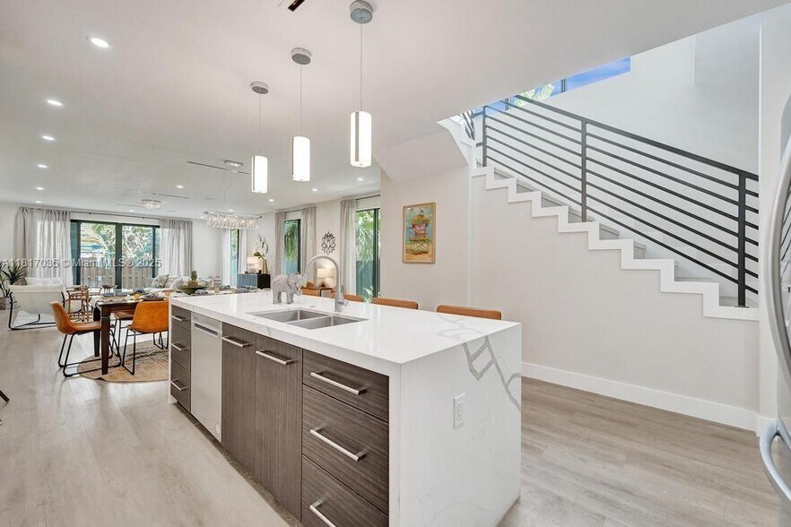 Building Photo - 1101 NE 16th Ter