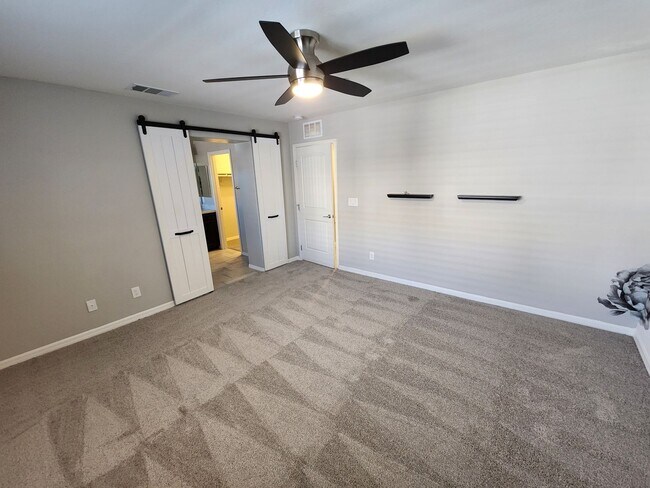 Building Photo - Three Level Mountains Edge Townhome