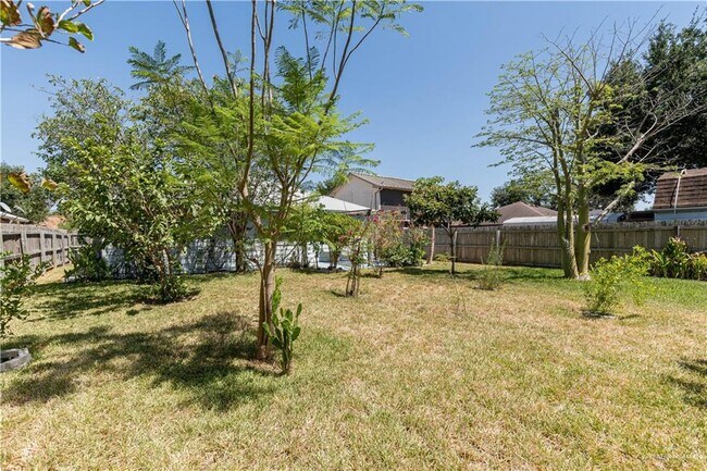 Building Photo - 17 Roundup Cir