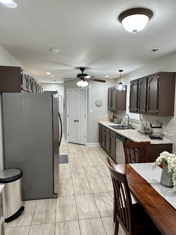 Building Photo - 1642 Thompson Dr