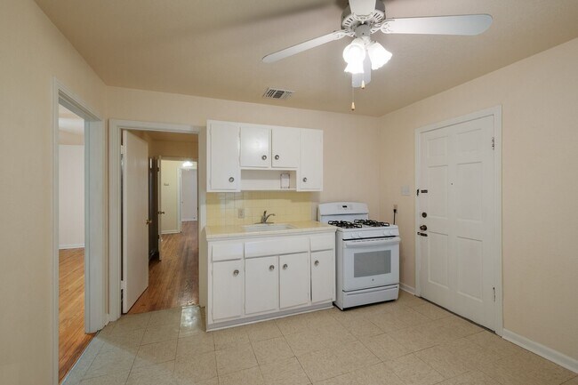 Building Photo - Rare Olmos Park Rental
