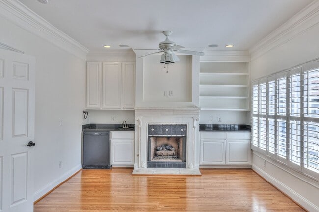 Building Photo - Perfect Brownstone in Sylvan Park near West End