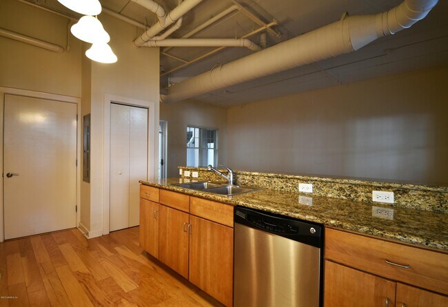 Building Photo - 1661 Riverside Ave