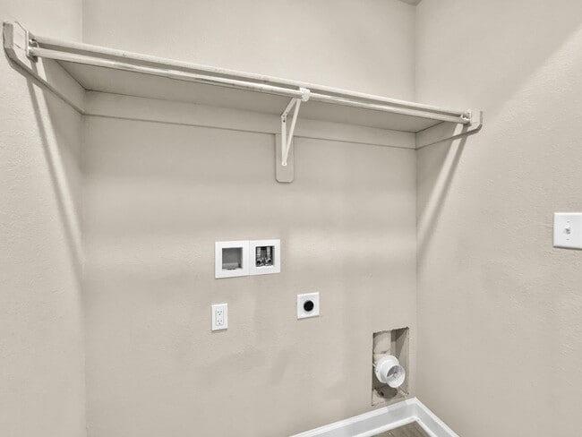 Building Photo - Spacious 3-Bedroom Townhome in Prime Colonial Highlands Location