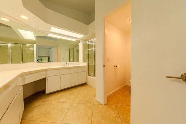 Building Photo - Sought after 2 bedroom 2 bath upstairs con...