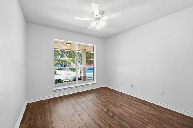 Building Photo - 920 Coronation Way