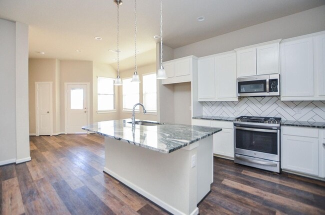 Building Photo - Beautiful 2 story home with 4 bedrooms, 2,...