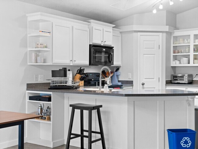 Building Photo - Bright & Comfortable 3 Bedroom Home (Furnished)