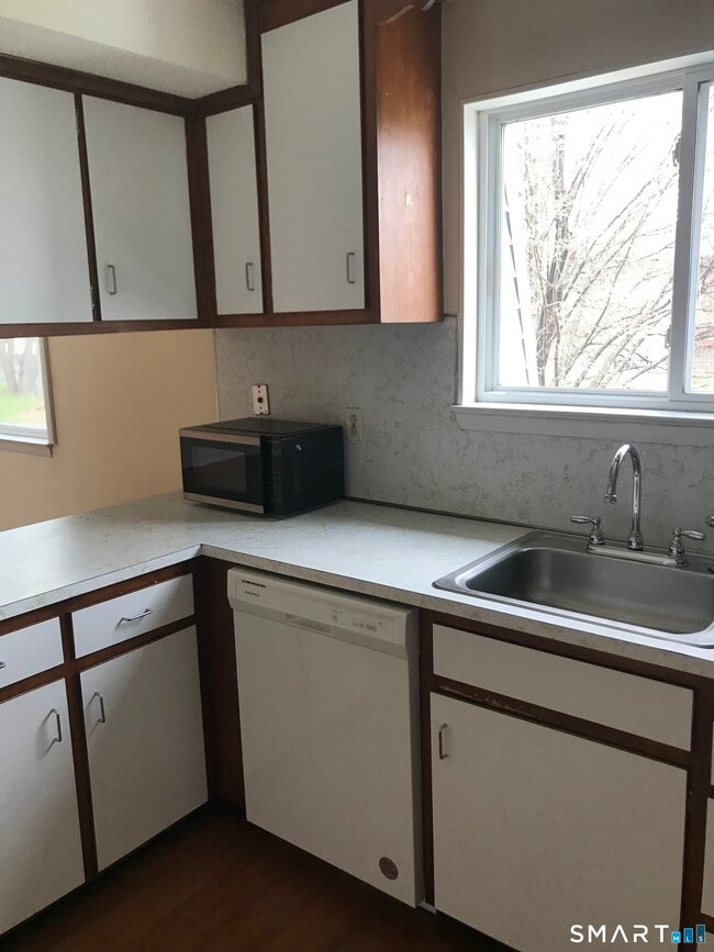 Building Photo - 270 -1 Richard St