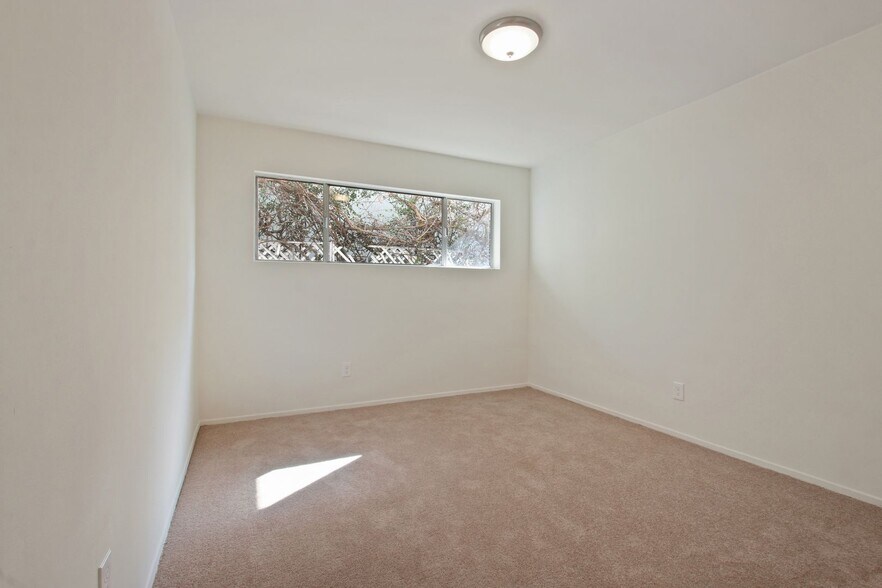 Building Photo - 848 7th St