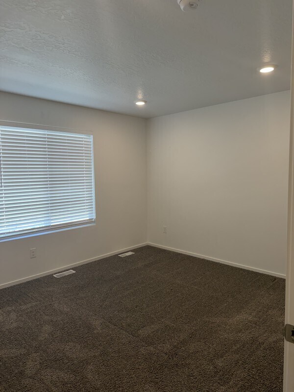 Building Photo - 1545 S 3740 E