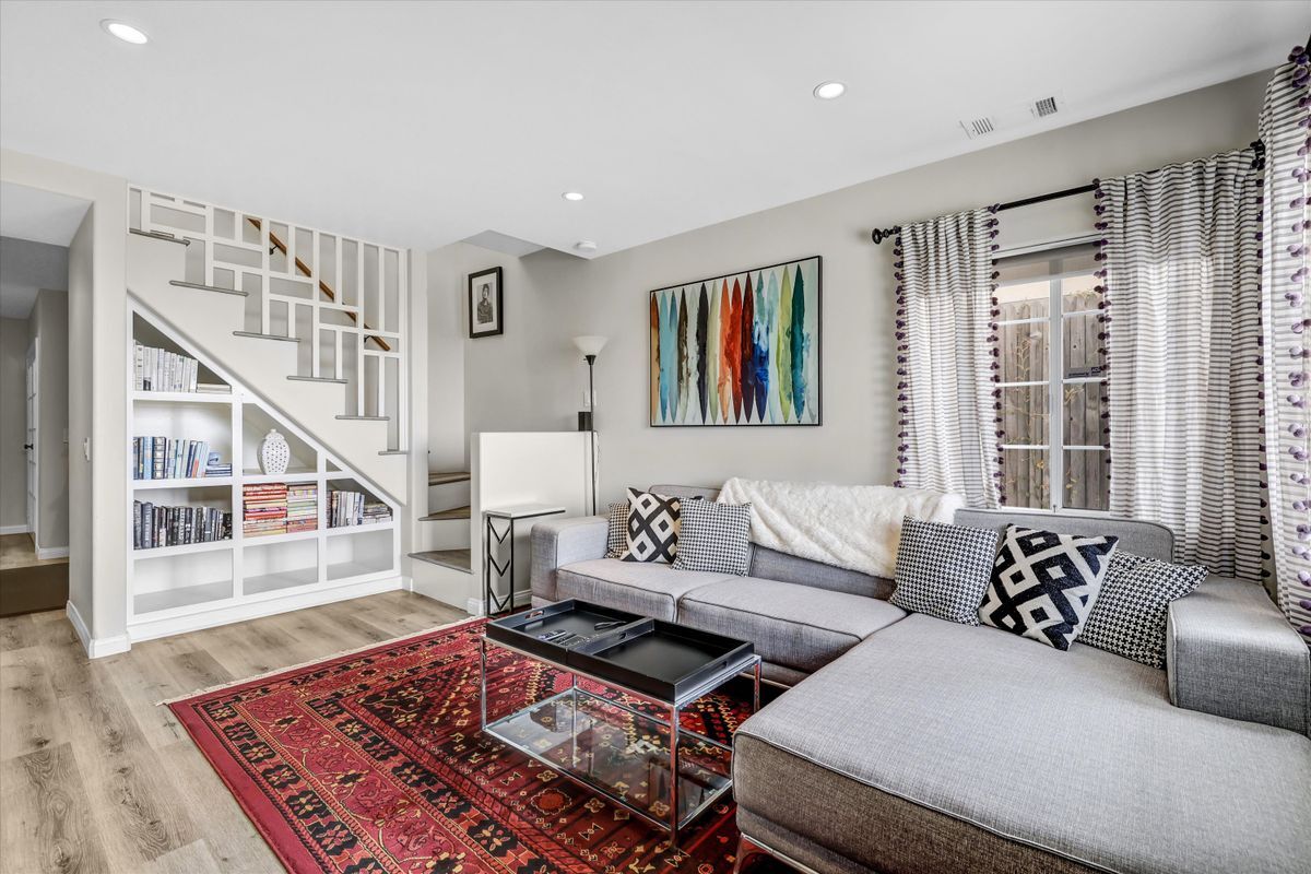 Building Photo - 2740 Highland Way