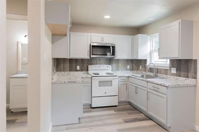 Building Photo - 5835 Shadydell Dr