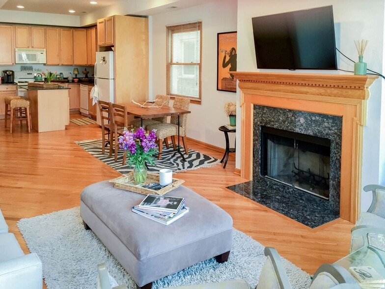 Building Photo - 1321 W Belmont Ave