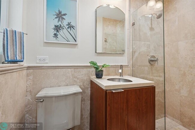 Building Photo - 2625 NW 5th Ave