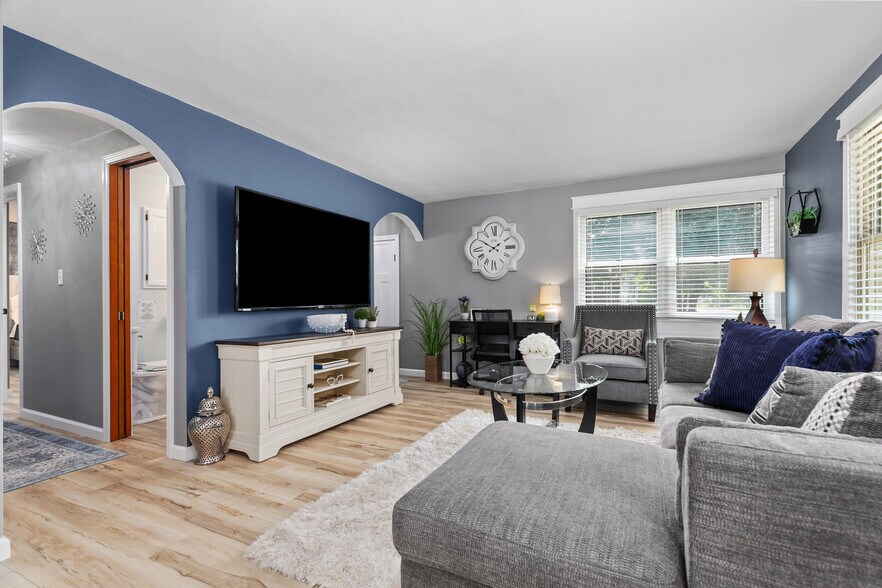 Building Photo - 302 E Wilson Ave