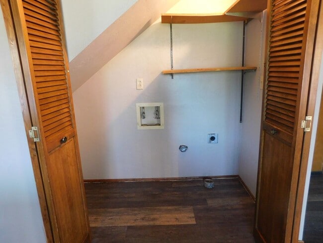 Building Photo - Beautiful 4 Bedroom, 2.5 Bathroom Home in ...