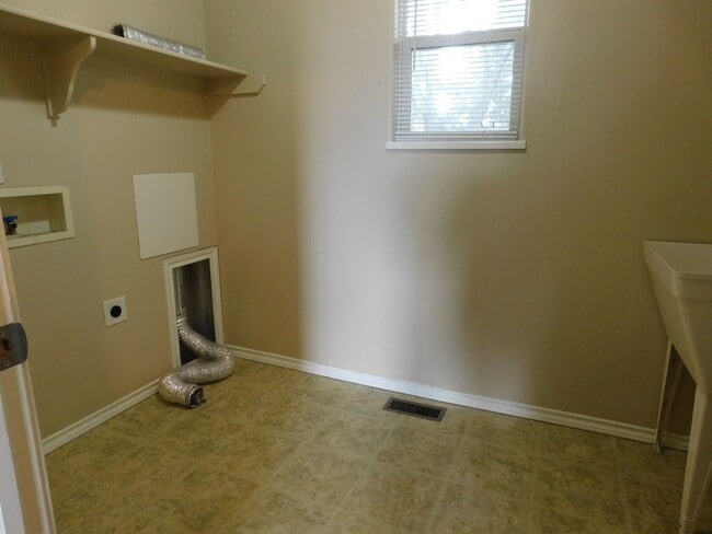 Building Photo - Spacious Duplex in Irish Walk