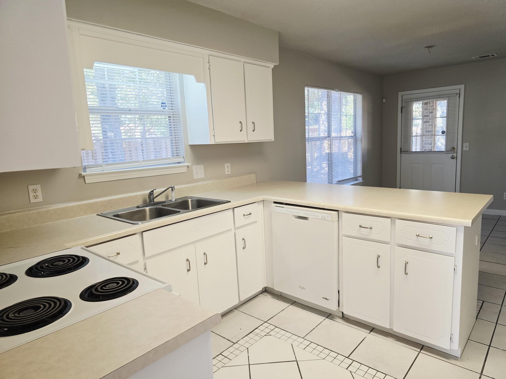 Building Photo - 200 E Mell St