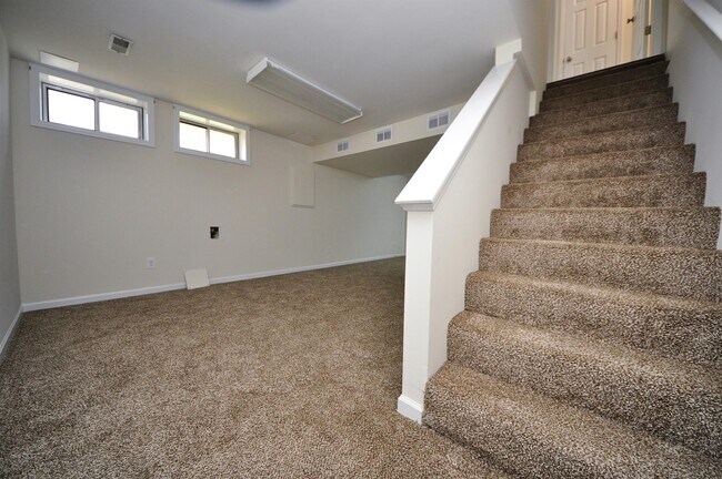 Building Photo - 667 Lakewood Dr