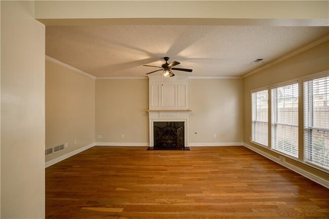 Building Photo - 1060 Lyndhurst Way