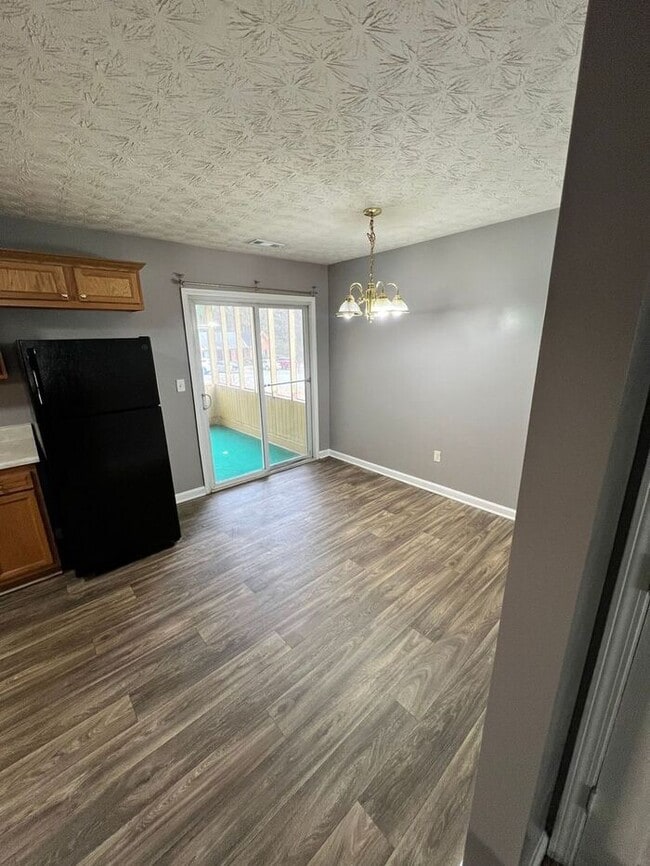 Building Photo - FINALLY a 2 bedroom 1.5 bath townhome available in Lawrenceville!