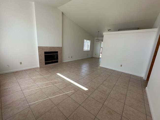 Building Photo - 405 Goldrun Dr