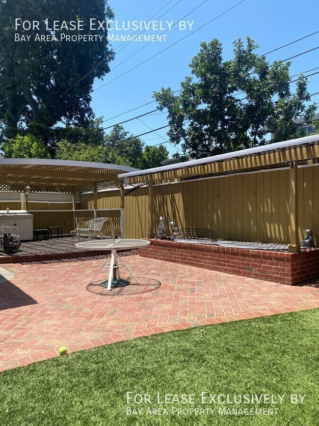 Building Photo - 2048 Eucalyptus Ave