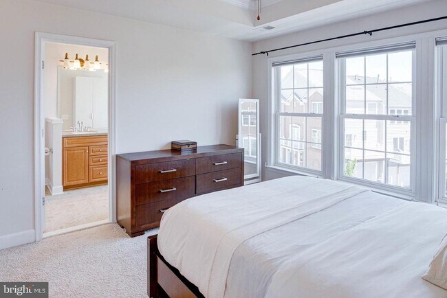Building Photo - 14633 Weeburn Way
