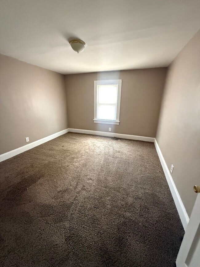 Building Photo - Duplex on Higgs St