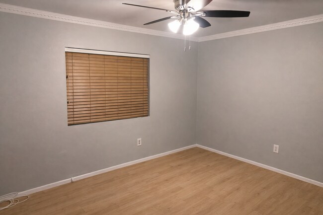 Building Photo - Great Views! Large 5 Bed 2 Bath House with a Quick Walk to Campus!!