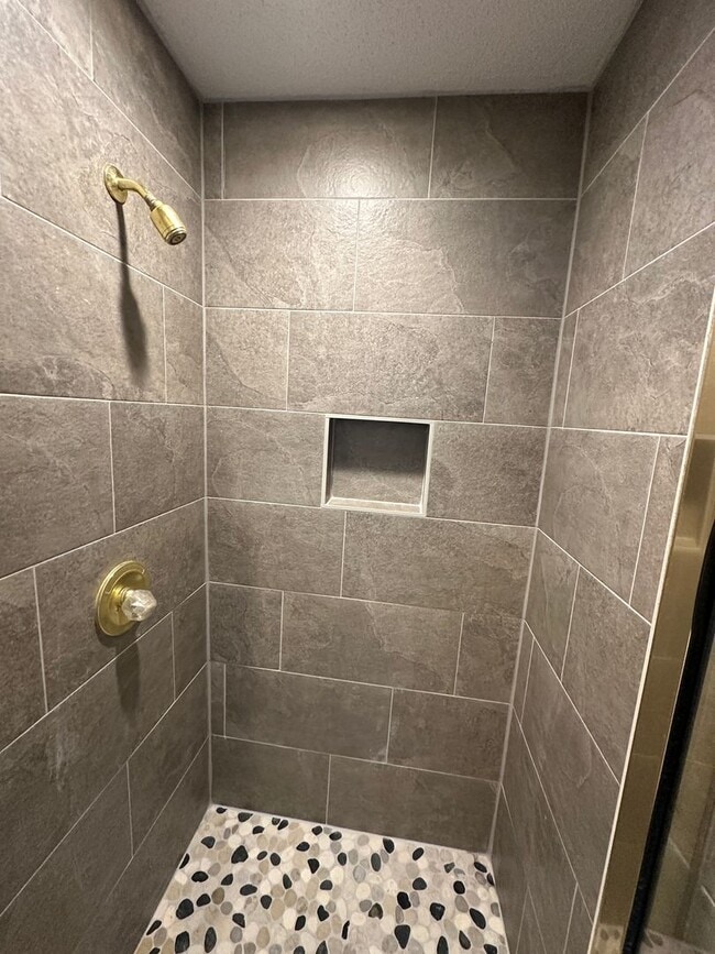 Building Photo - Elegant 4 BR w/POOL MAINTENANCE INCLUDED near Cherokee Valley Golf Club